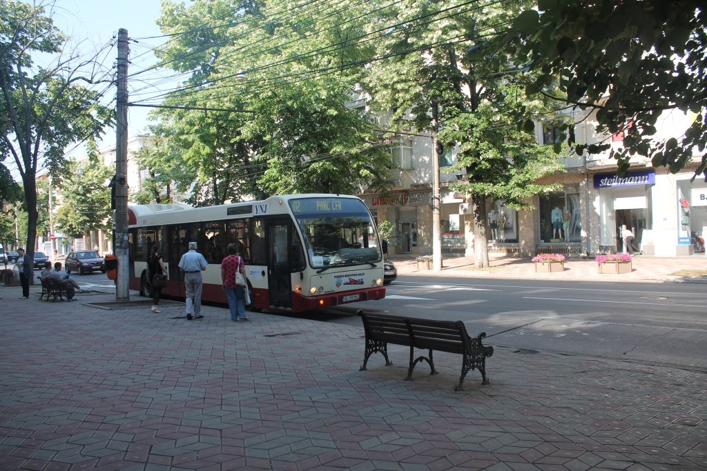 PRIN GALAŢI: Staţii de autobuz fără refugiu, în plin centru