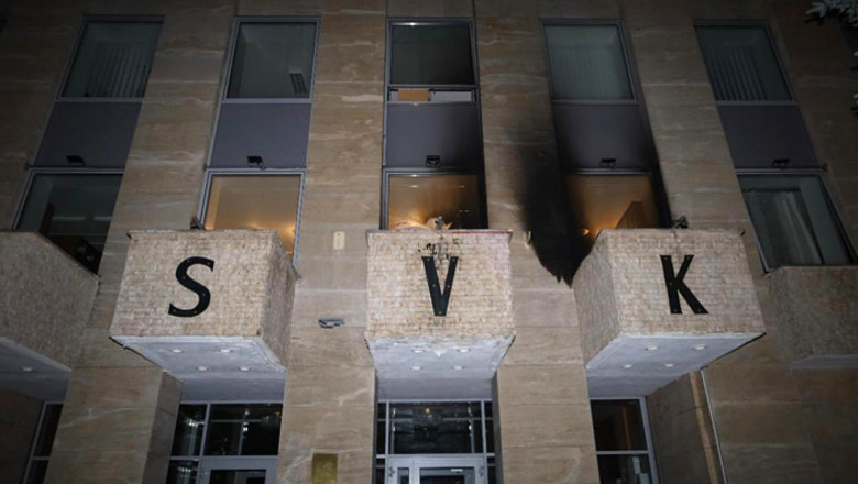 Cocktailuri Molotov aruncate la Casa Rusă