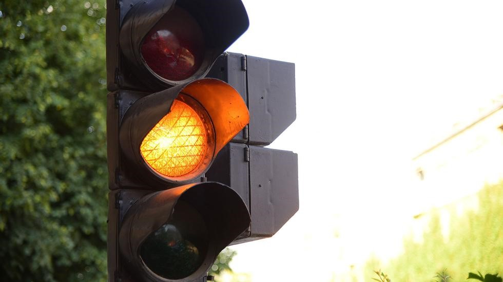 Haos în traficul de pe Coșbuc. Două mașini s-au ciocnit pentru că semafoarele nu funcționează