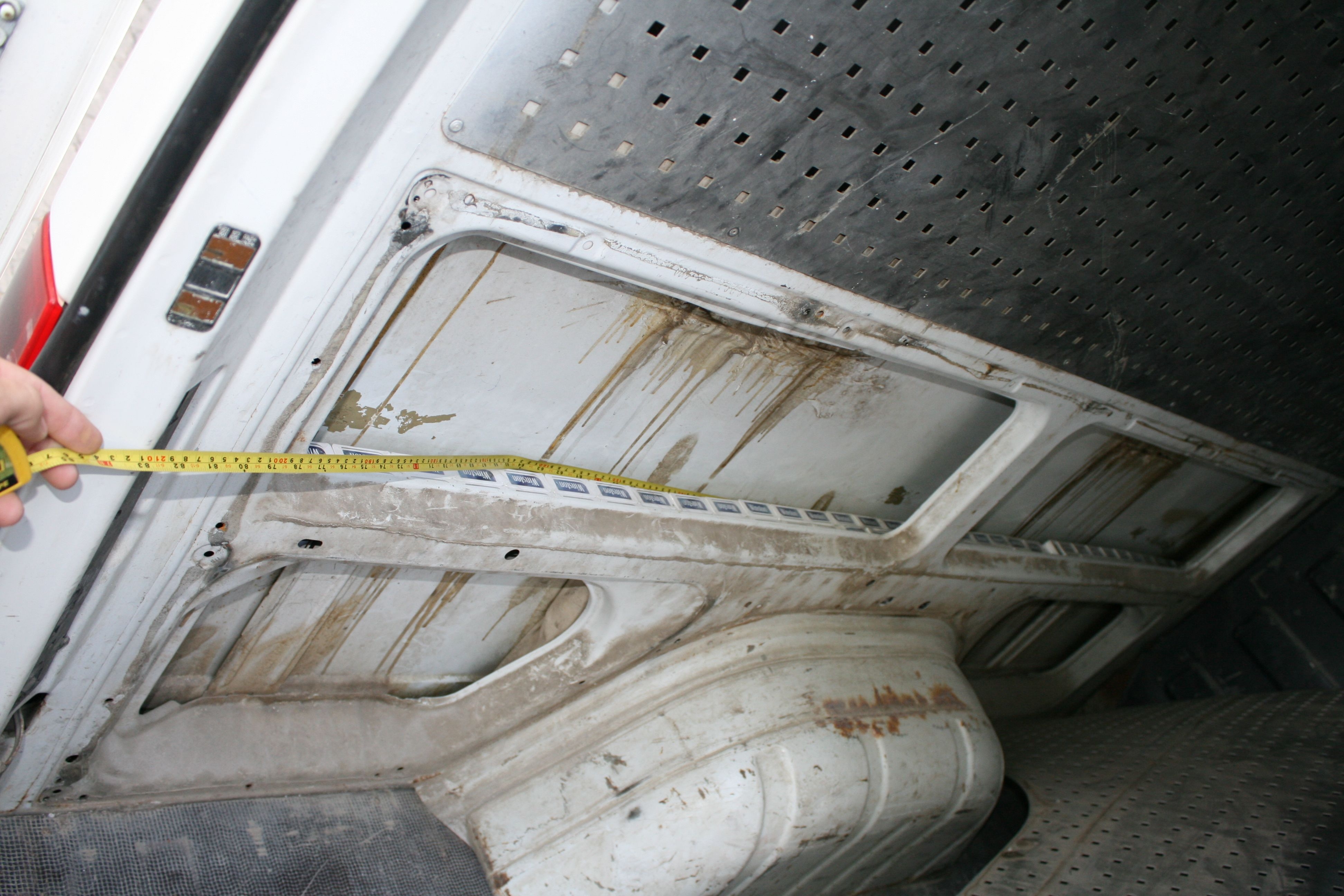 Peste 10.000 de ŢIGĂRI de contrabandă, CONFISCATE de la un şofer. VEZI unde le ascunsese