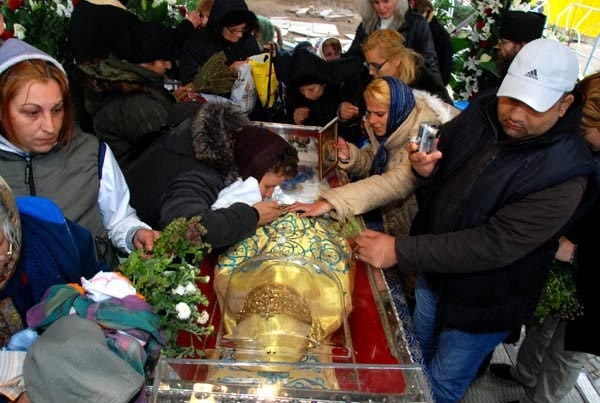Peste 165.000 de credincioşi s-au închinat la racla cu moaştele Sfintei Parascheva