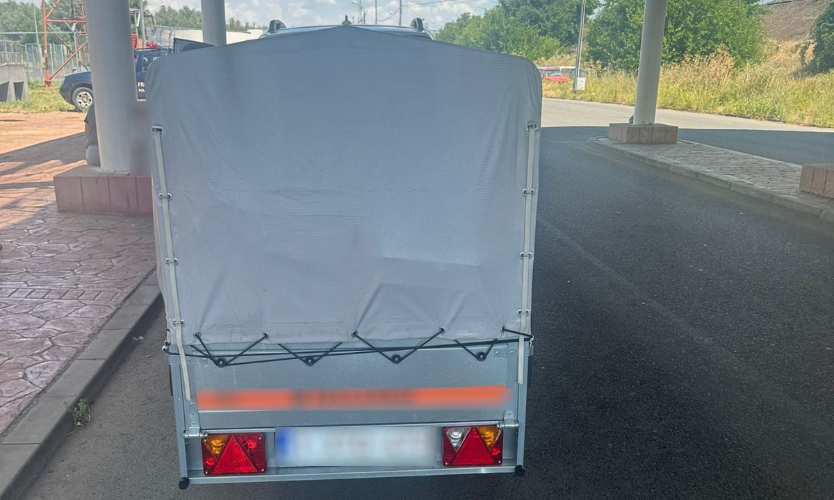 Surprins în tranzit cu o remorcă neînmatriculată