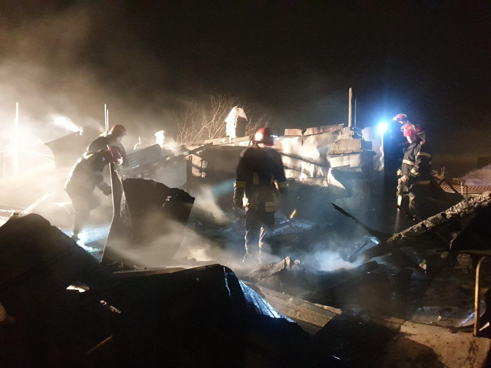 Şi-a pierdut viaţa în casa cuprinsă de flăcări