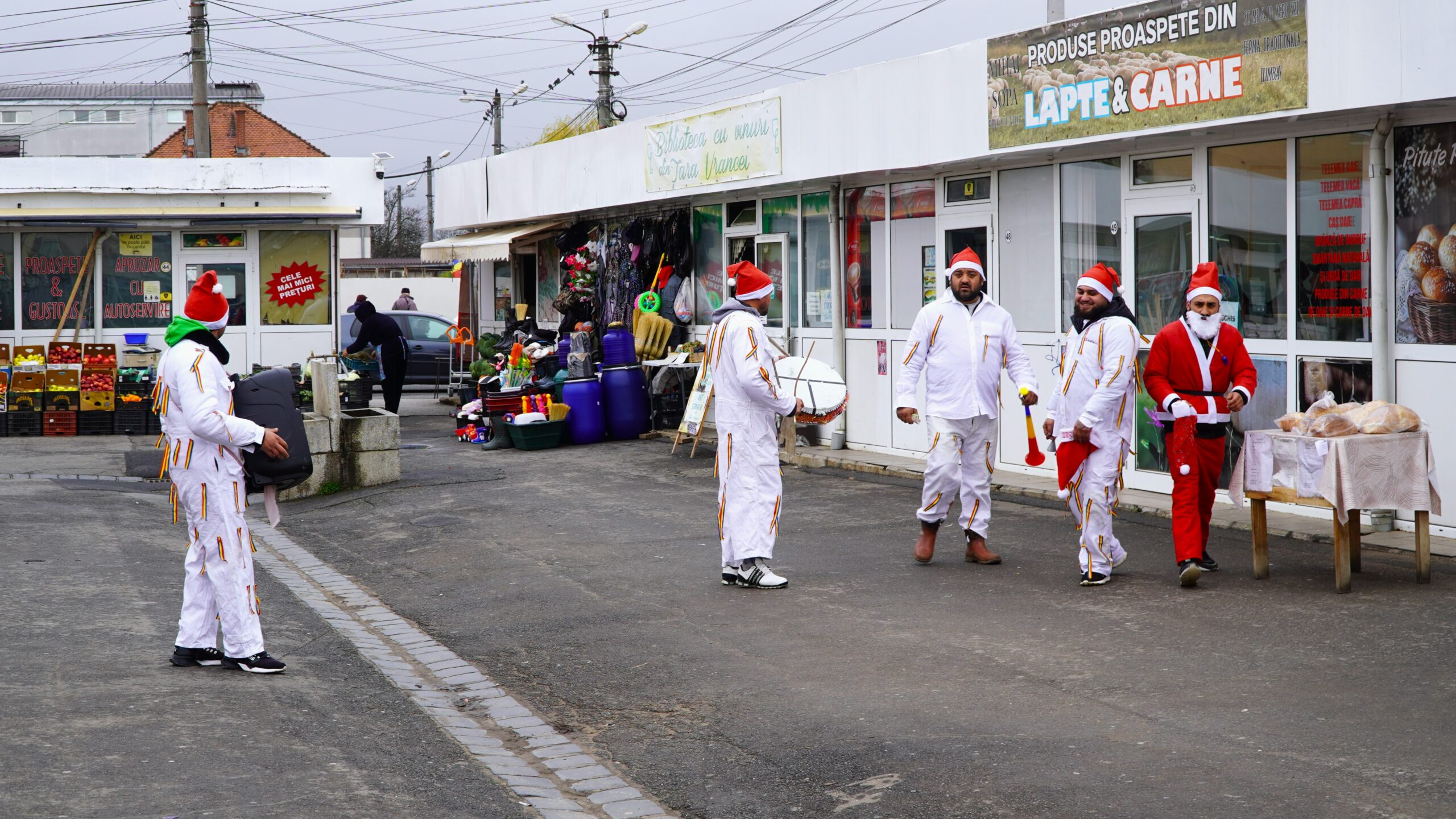Colindători gălățeni cu boxa în brațe, la Sibiu