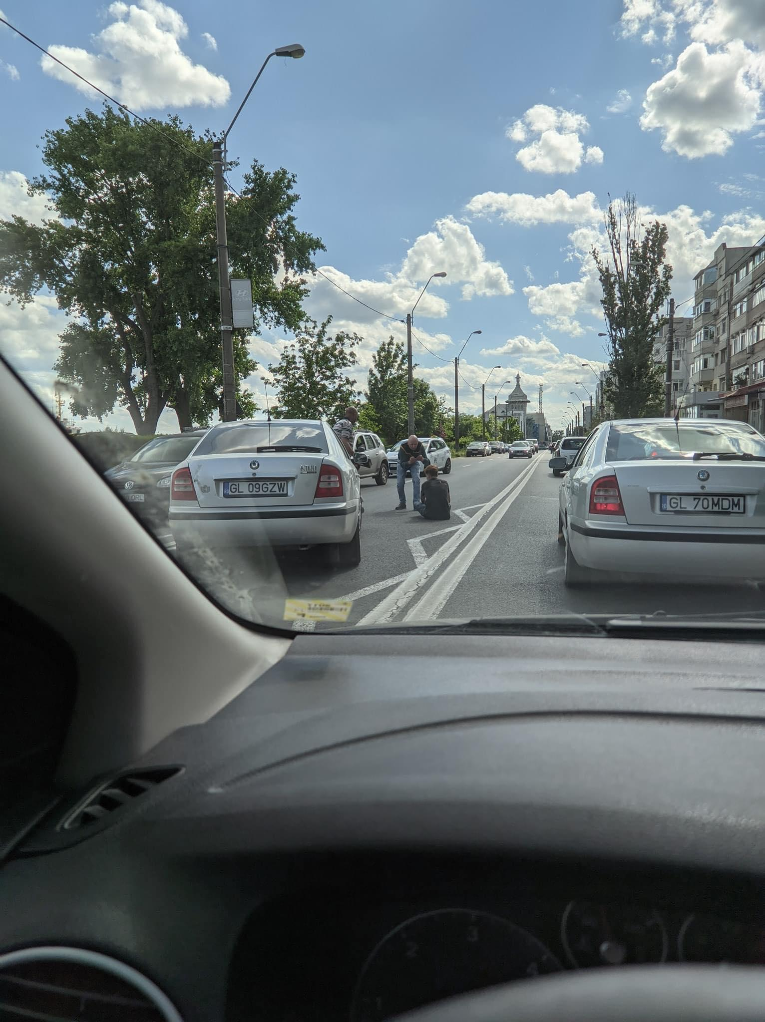 Adolescent lovit pe trecerea de pietoni