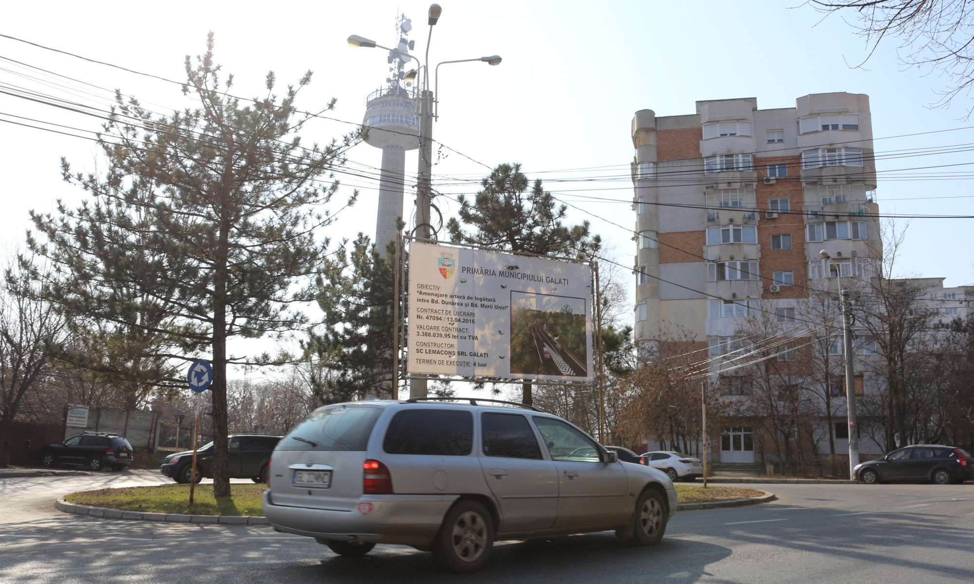 Cât mai aşteptăm drumul prin curtea Poliţiei de Frontieră. Şase contracte încheiate şi doar un panou (FOTO)