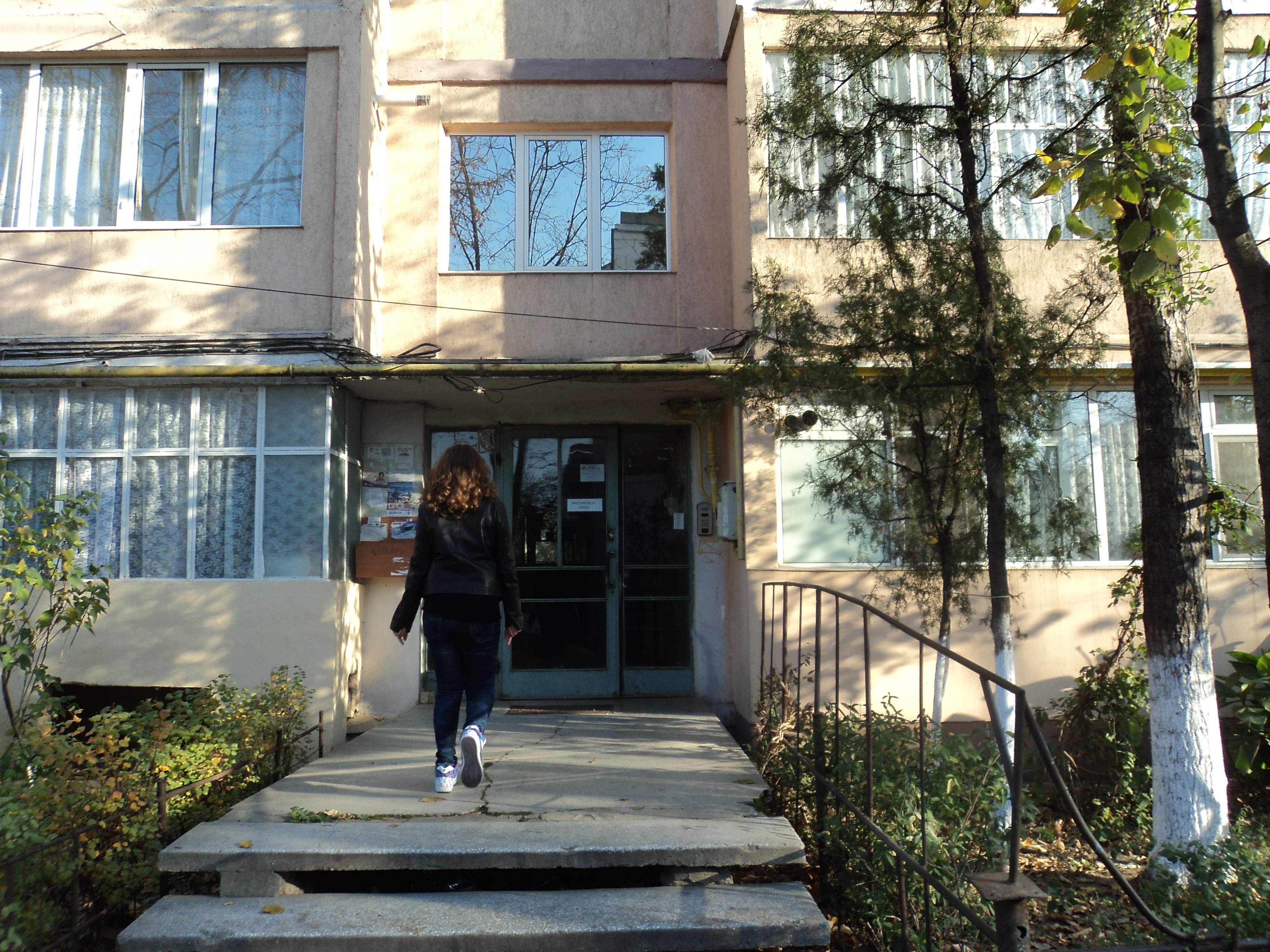 Viaţa la bloc. Vecin cu probleme psihice, sărac lipit pământului