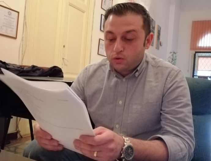 CRONICĂ DE CENACLU | Ca un tablou printr-un geam mătuit