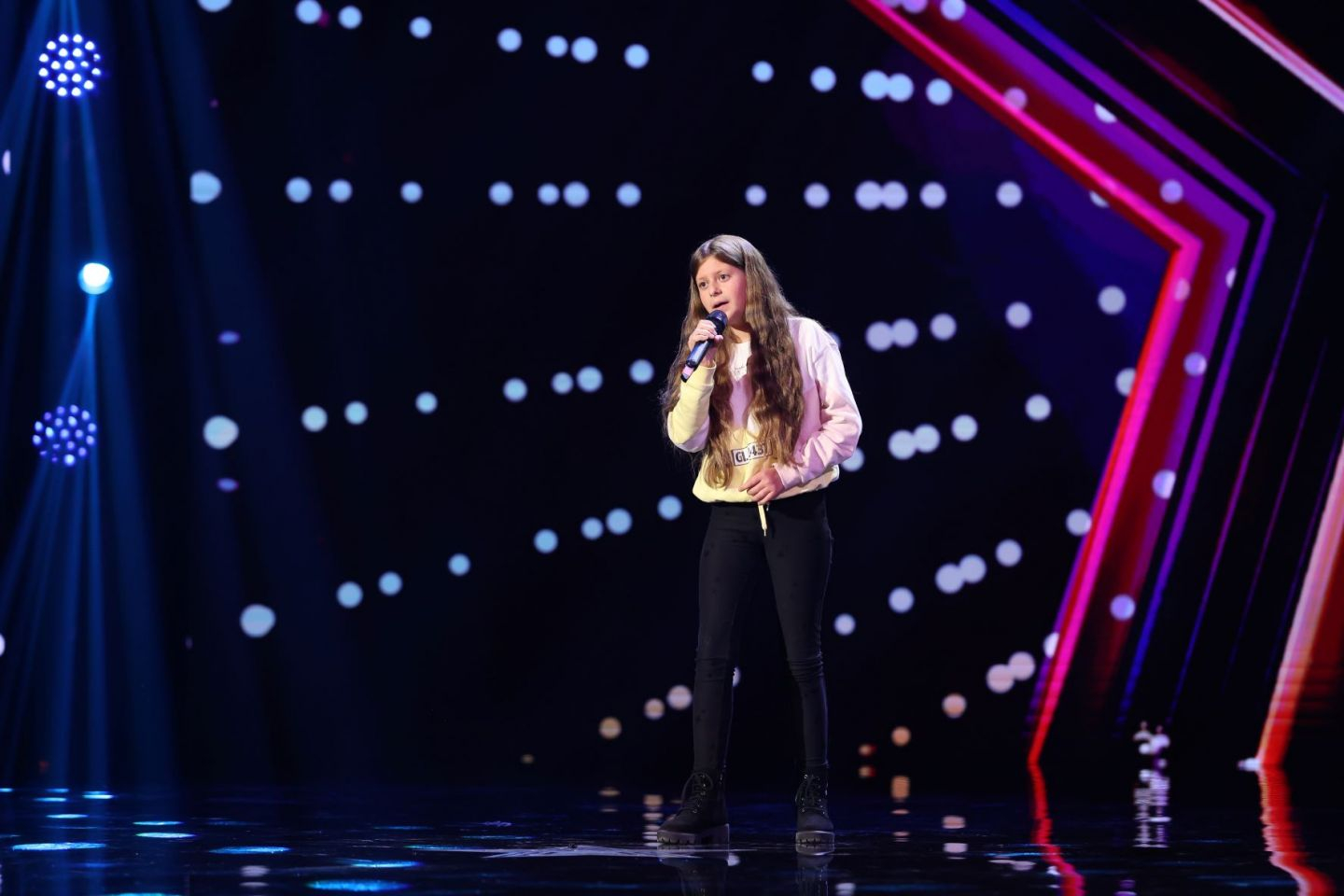 Moment tulburător oferit de o gălăţeancă la „Românii au talent”. Părăsită de mamă, Marina îşi doreşte doar să fie iubită (VIDEO)