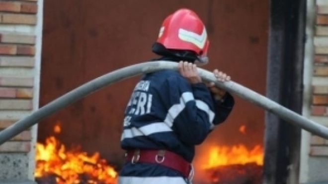 UPDATE/ Pericol de EXPLOZIE la o fermă din Barcea în urma unui INCENDIU 