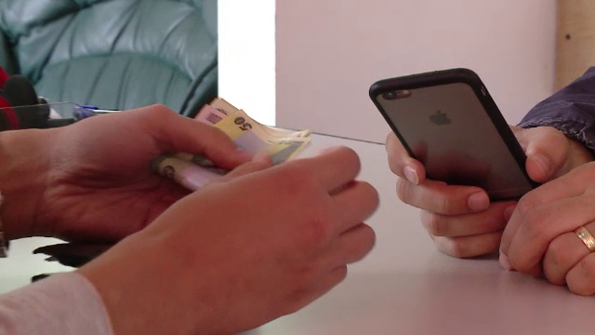 Șantaj pentru un telefon găsit la mall