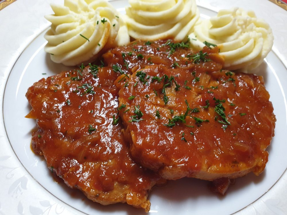 Cotlet de porc în sos de roșii