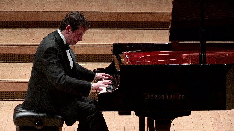 Solistul Horia Mihail - pe scena Teatrului Muzical din Galaţi, la repetiţia generală (VIDEO)