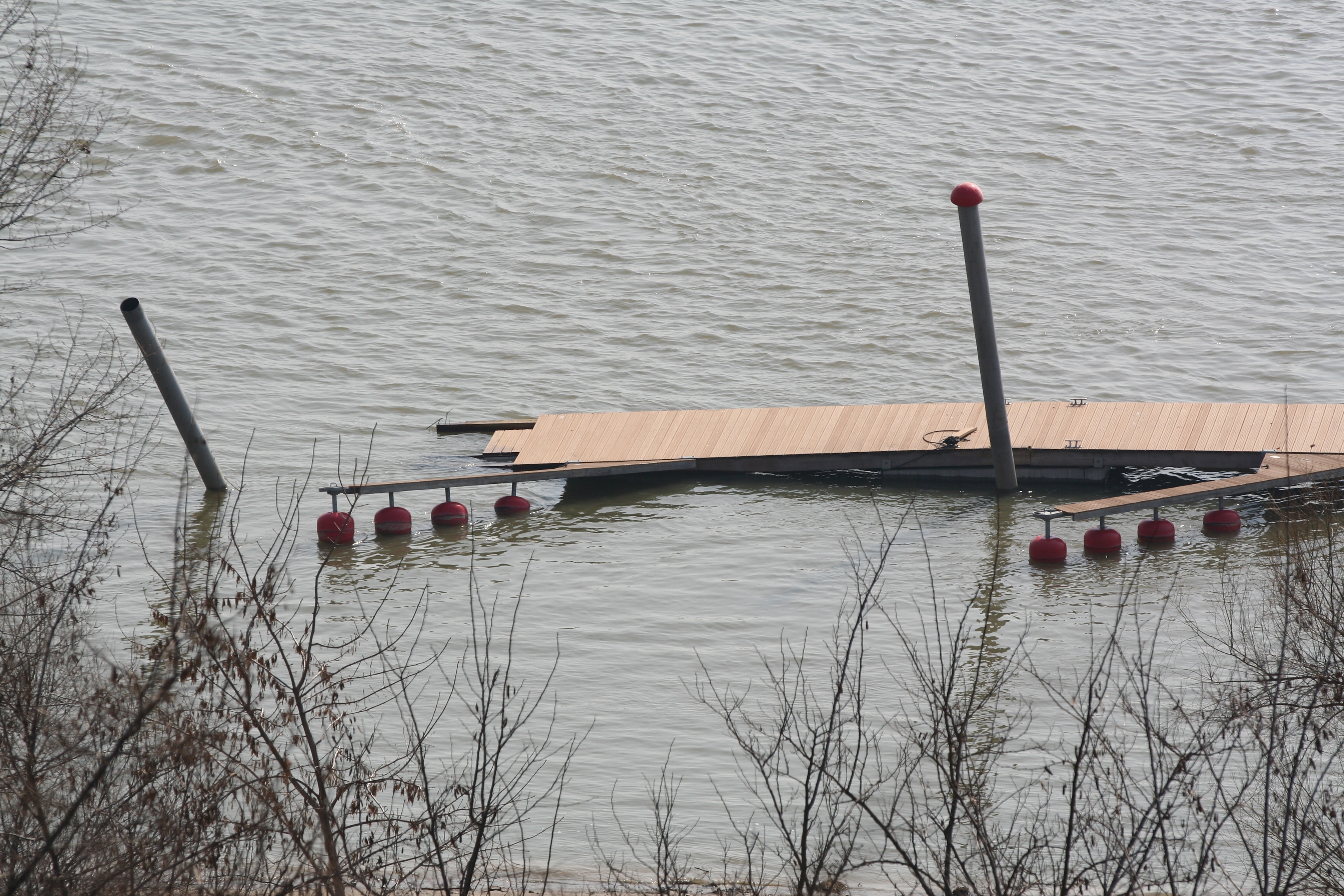 Cine (nu) vrea să asigure portul de ambarcaţiuni?
