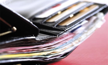 Un student a găsit peste 9.000 de euro, dar i-a returnat Poliţiei