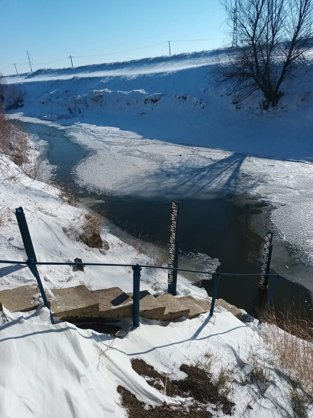 Gheața de la suprafaţa apelor nu este sigură. Nu vă aventuraţi!