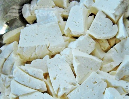 Trei persoane, printre care şi un copil de un an, intoxicate cu brânză