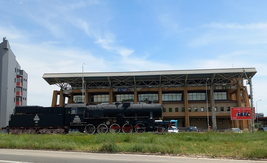 CFR Galați n-a avut bani și oameni să vopsească decât o jumătate de locomotivă (FOTO)