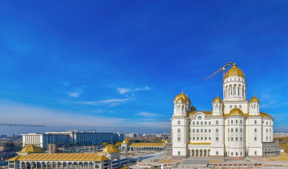 Doi patriarhi vor sfinţi Catedrala Naţională. Ceremonie cu peste 10.000 de credincioşi