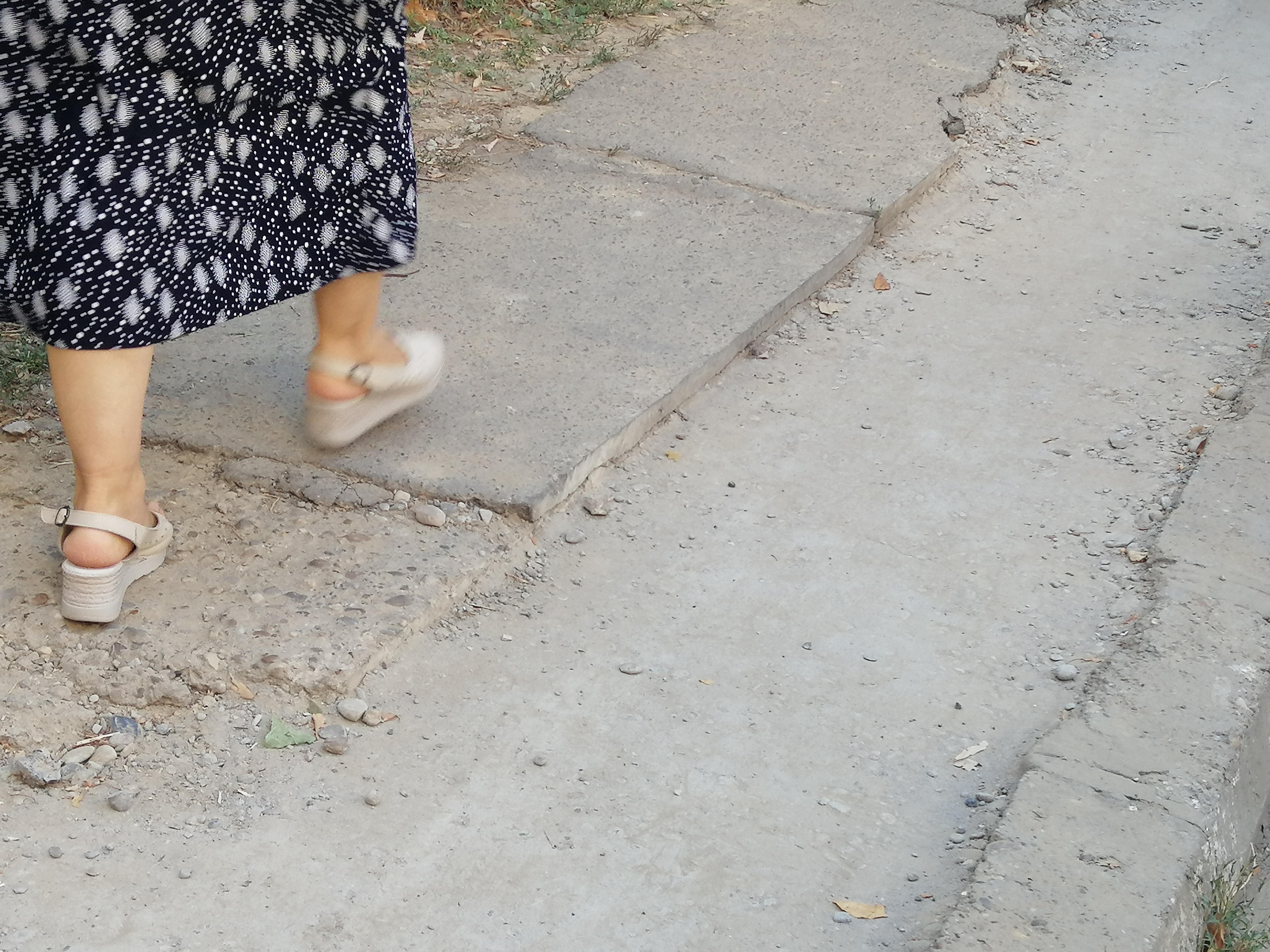 Îngropăm cabluri, dar distrugem trotuare