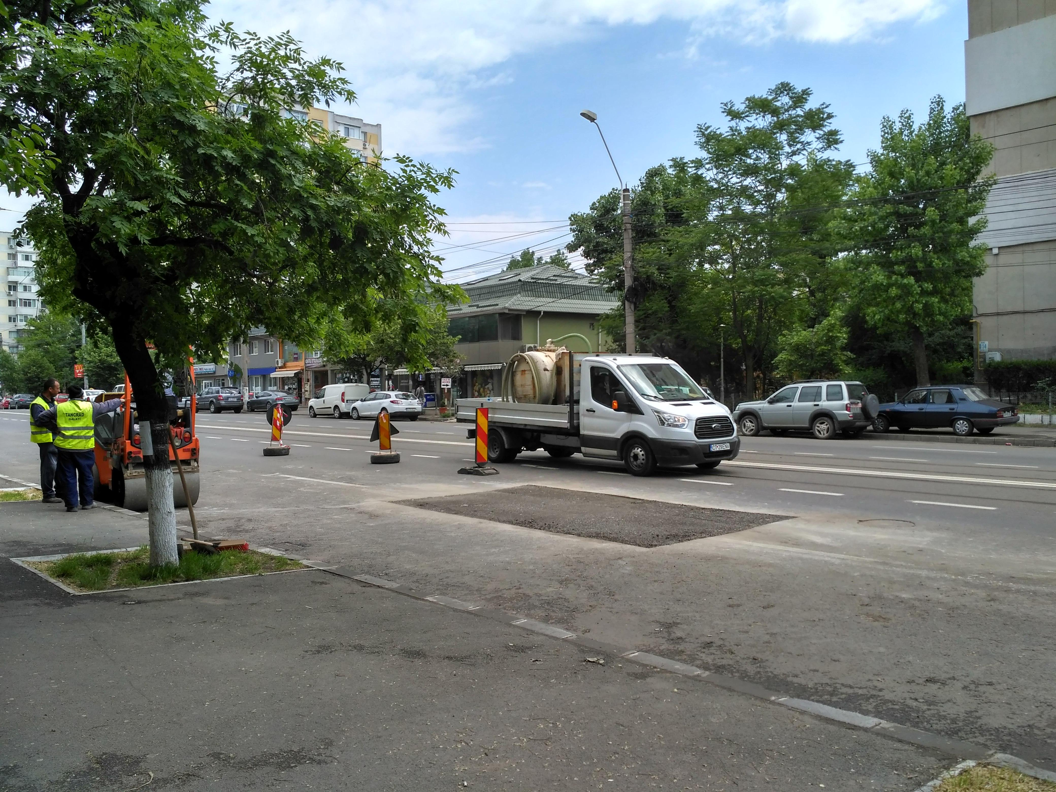 Strada Oţelarilor, spartă şi peticită