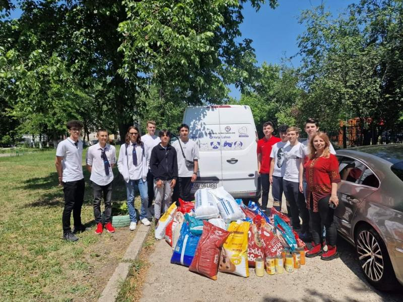 Liceeni inimoşi pentru „Ajutaţi-l pe Lăbuş”