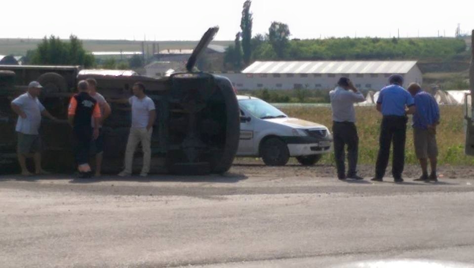 Accident în intersecţie/ O autoutilitară s-a răsturnat din vina unui şofer neatent