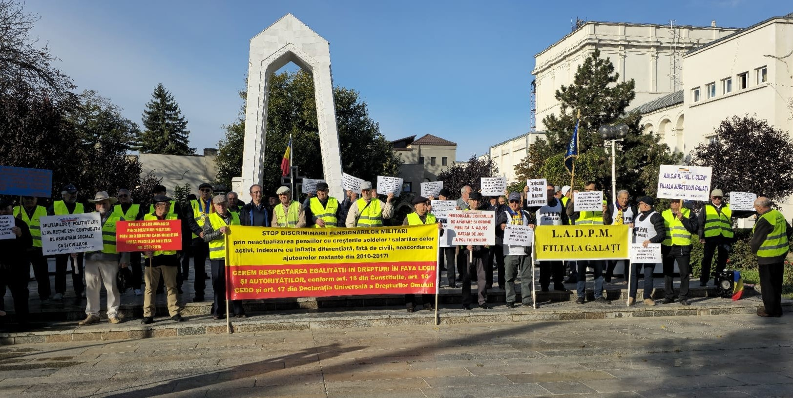 Pensionarii militari, protest la Prefectură