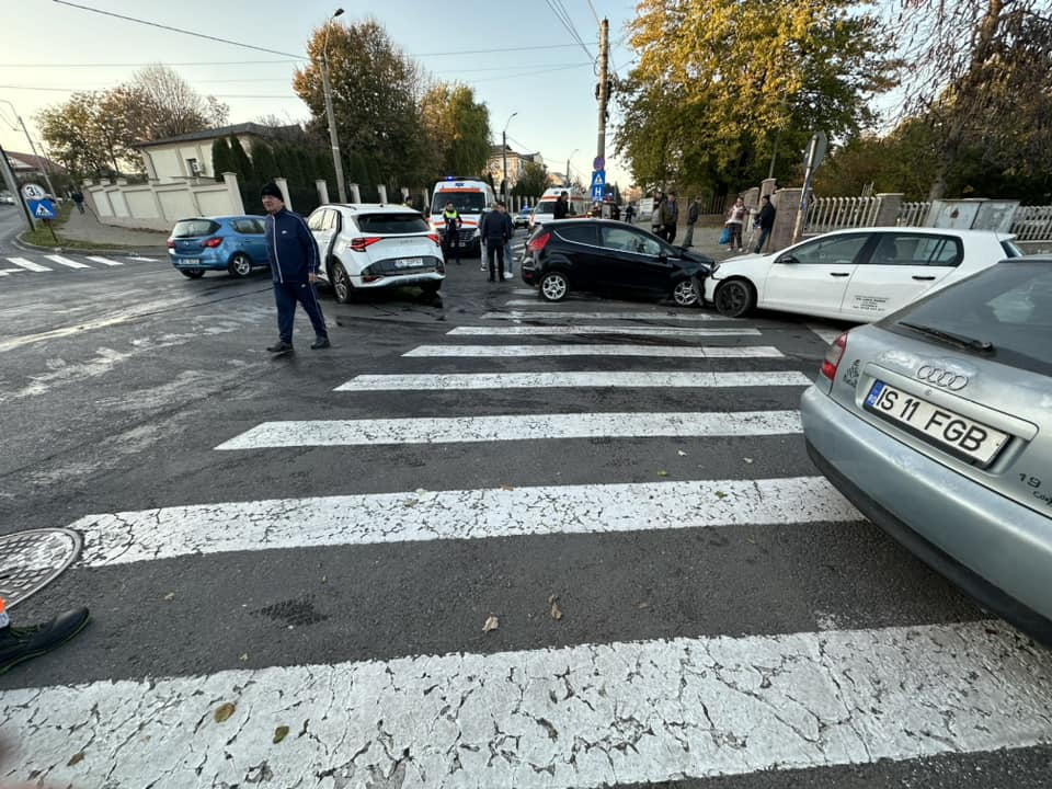 Strada Traian, blocată de un nou accident. Trei mașini implicate