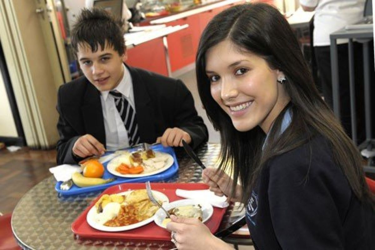 Masă caldă gratuită pentru elevii din învăţământul profesional şi tehnic