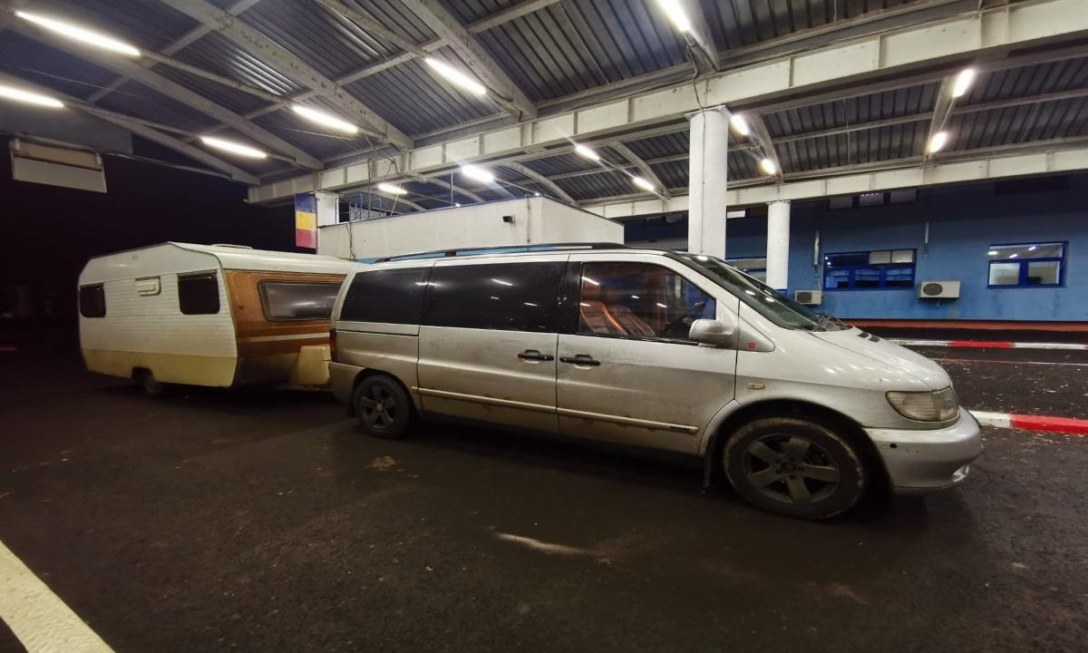 Tracta o rulotă neînmatriculată