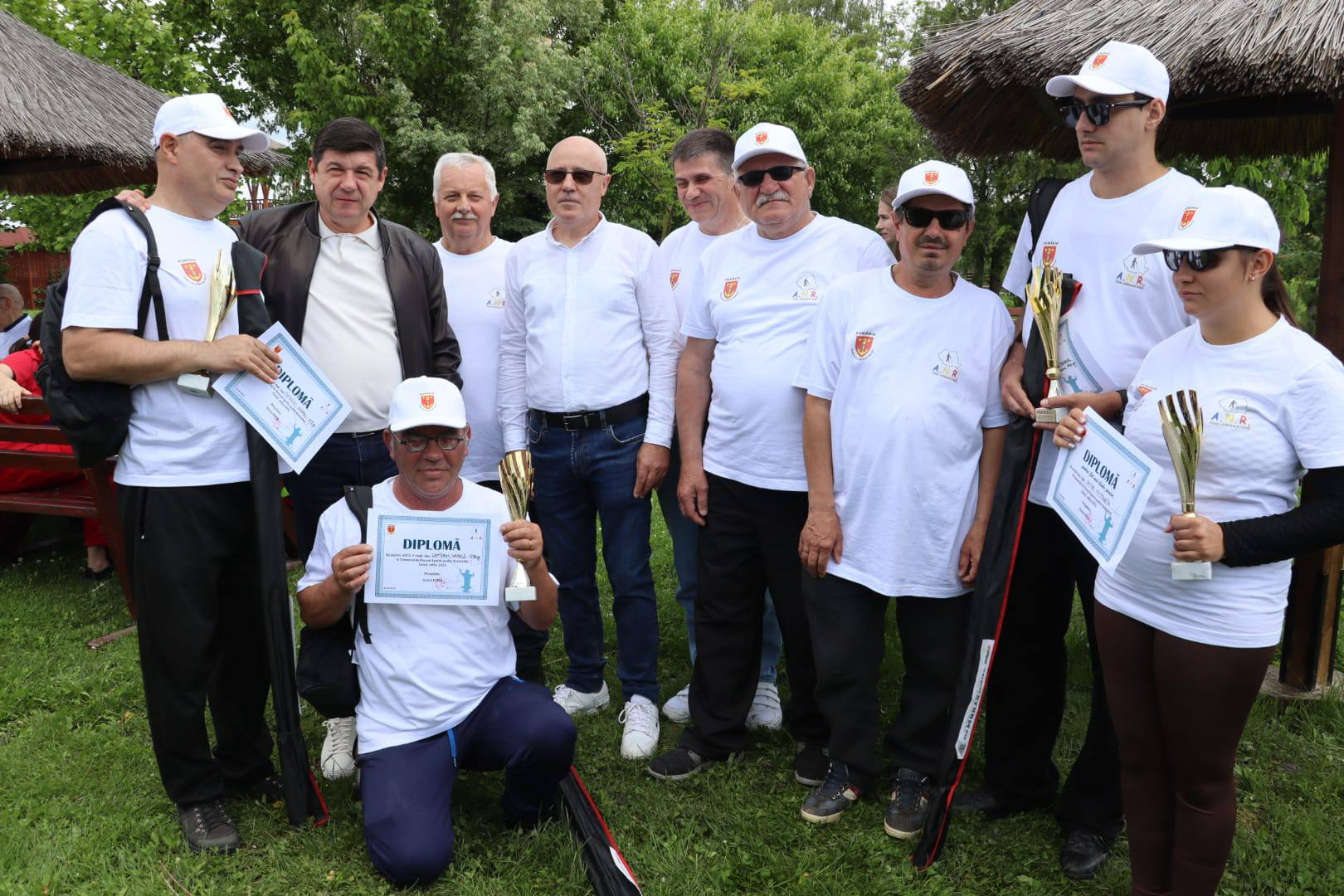 Concurenţi străini la Concursul de Pescuit pentru Nevăzători. A şaptea ediţie, la Balta Zătun