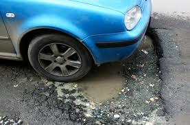 Drumurile proaste fac victime omeneşti. Un tânăr a murit din cauza unei gropi în carosabil