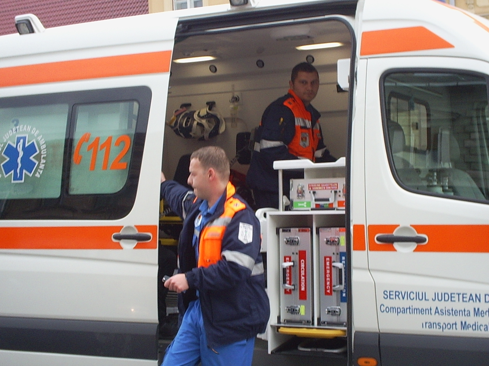 Încăierare SÂNGEROASĂ între două grupuri. Un TÂNĂR este la un pas de MOARTE