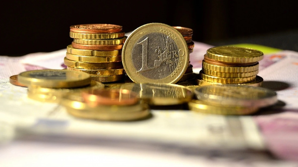 Euro ar putea ajunge peste un an la 5,18 lei