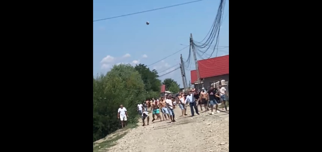 12 bătăuși de la Podoleni, la „răcoare” pentru 30 de zile