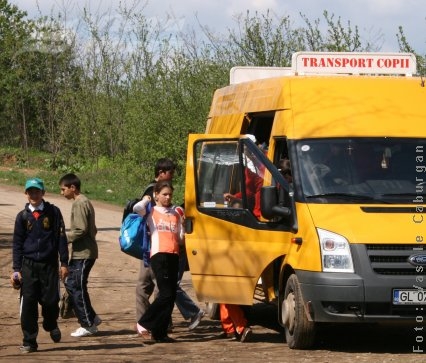 16 şcolari din Schela – loviţi de un Logan