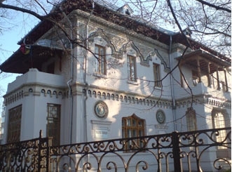 Inimi mari în corpuri mici/ Un spectacol în beneficiul lui Dragoş, la Palatul copiilor 