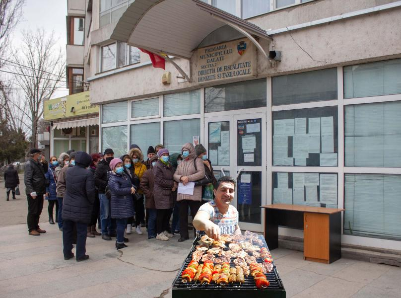 Primăria Galați n-a mai stat pe gânduri: Grătare cu mici la Taxe și Impozite (PAMFLET)