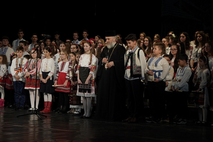 Spectacol susţinut de elevi cu ocazia sărbătoririi Sf. Andrei