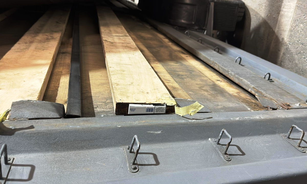 Mii de ţigări de contrabandă, găsite la vama Oancea