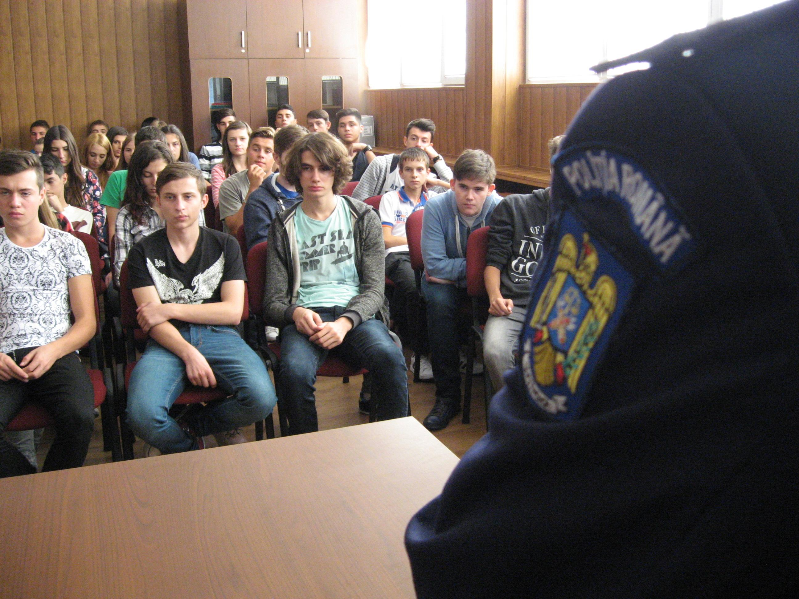 Poliţia descinde în şcoli şi asociaţii de proprietari