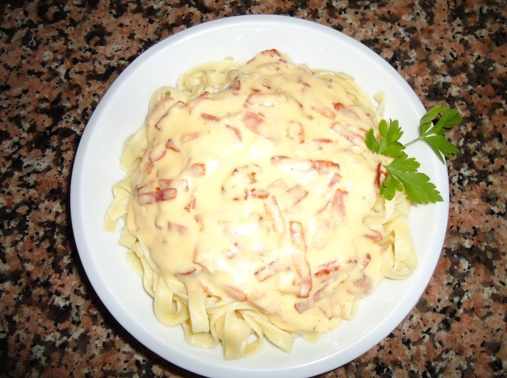 Spaghete „Carbonara” cu smântână