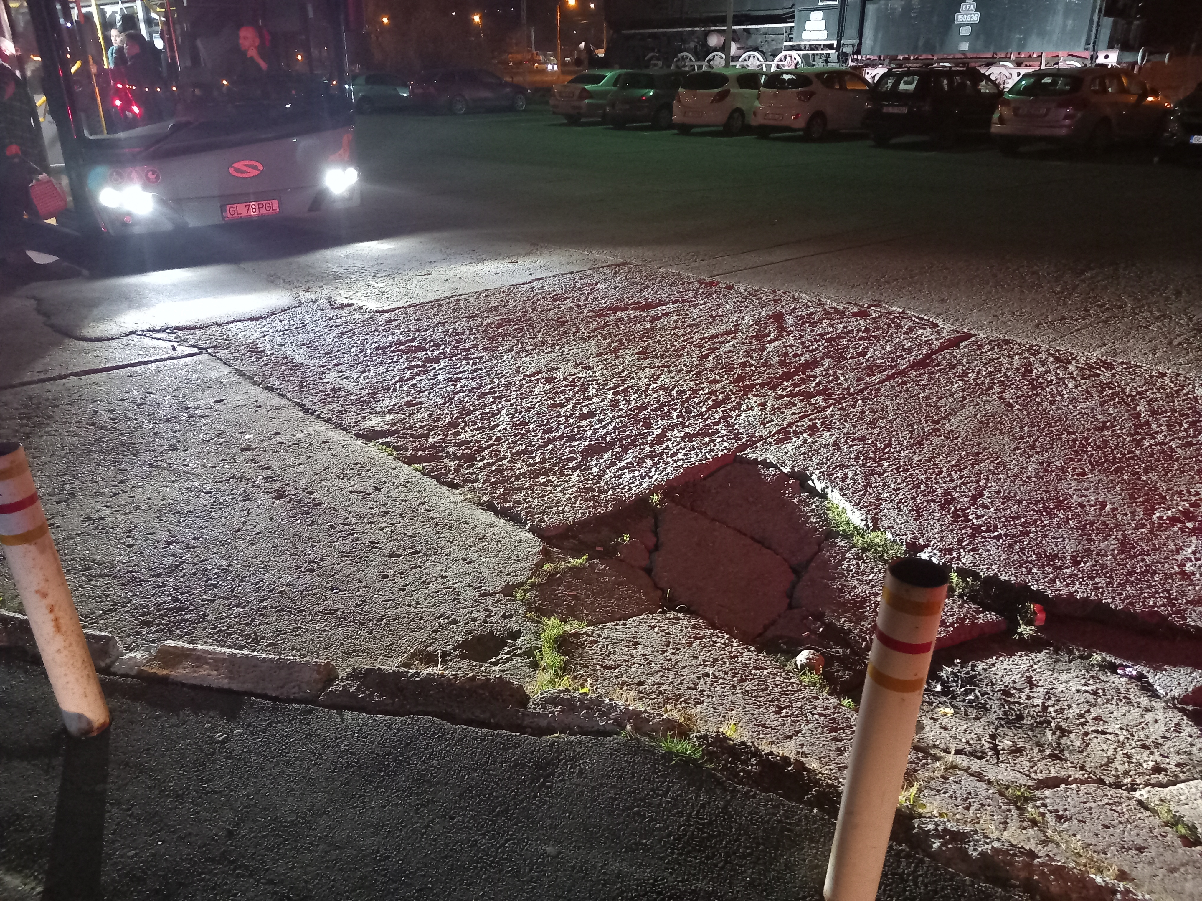 Pericol pentru șoferi într-o stație de autobuz