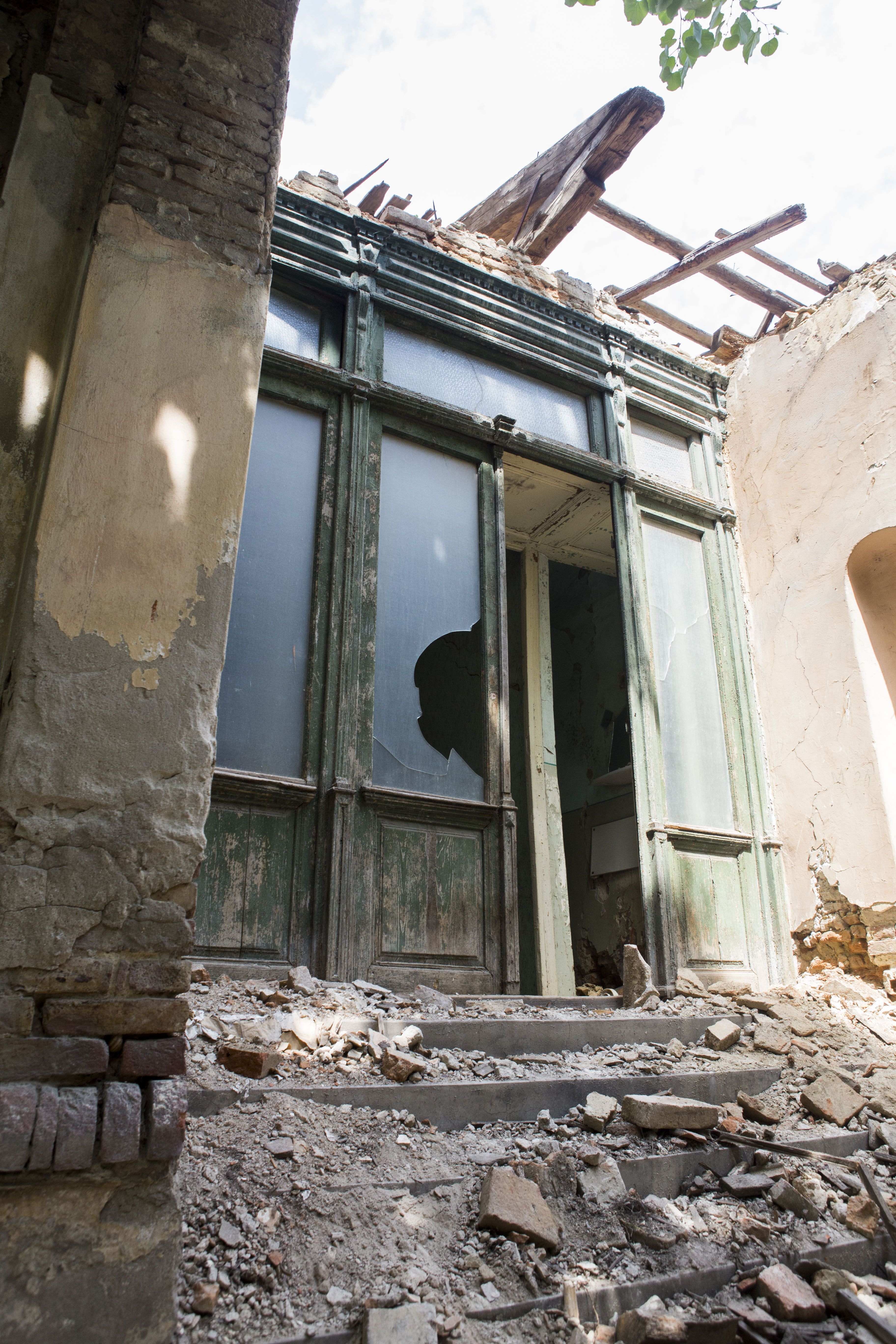 Casele istorice de pe Mihai Bravu, ÎN PERICOL/ Hoţii de cărămizi şi fier vechi atacă din nou! 