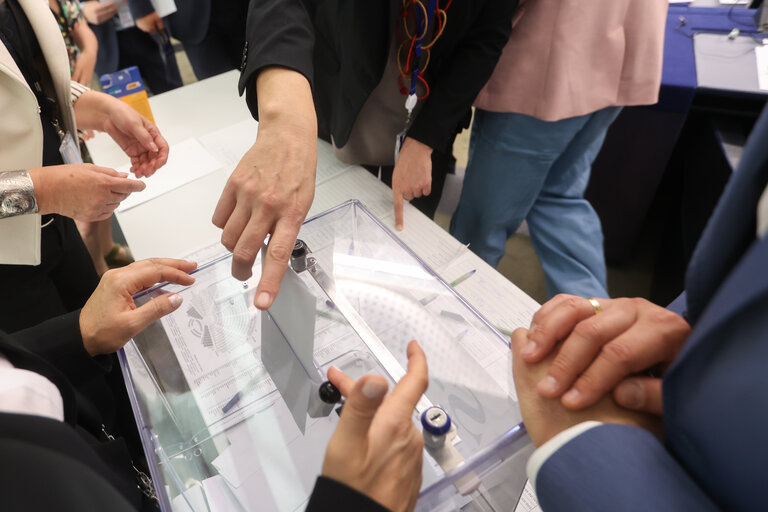 Doi eurodeputați români, vicepreședinți ai Parlamentului European