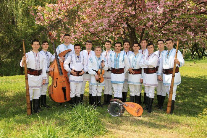 Spectacol umanitar pentru un centru social