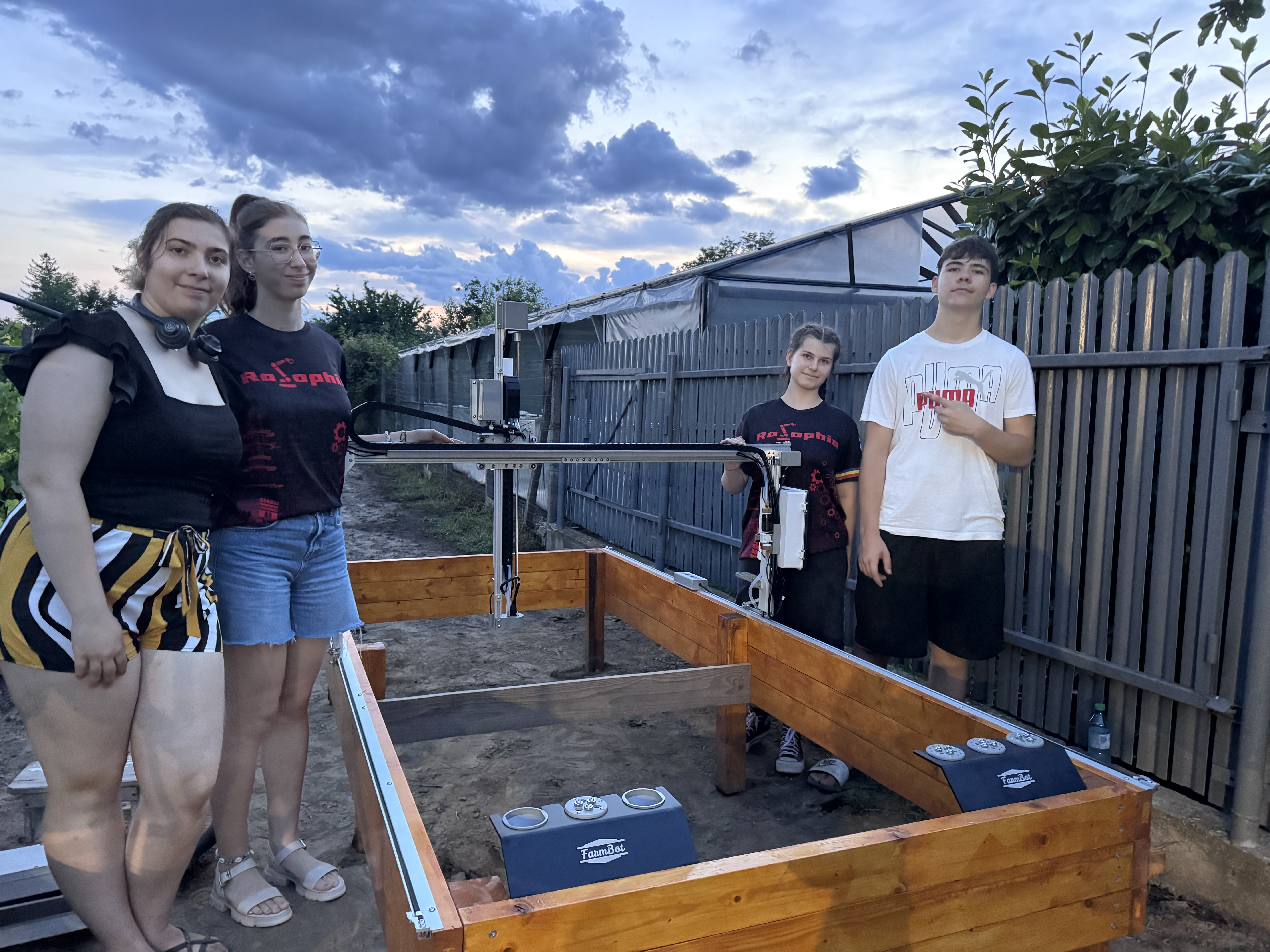 15 elevi au construit robotul fermier care poate să îngrijească grădina