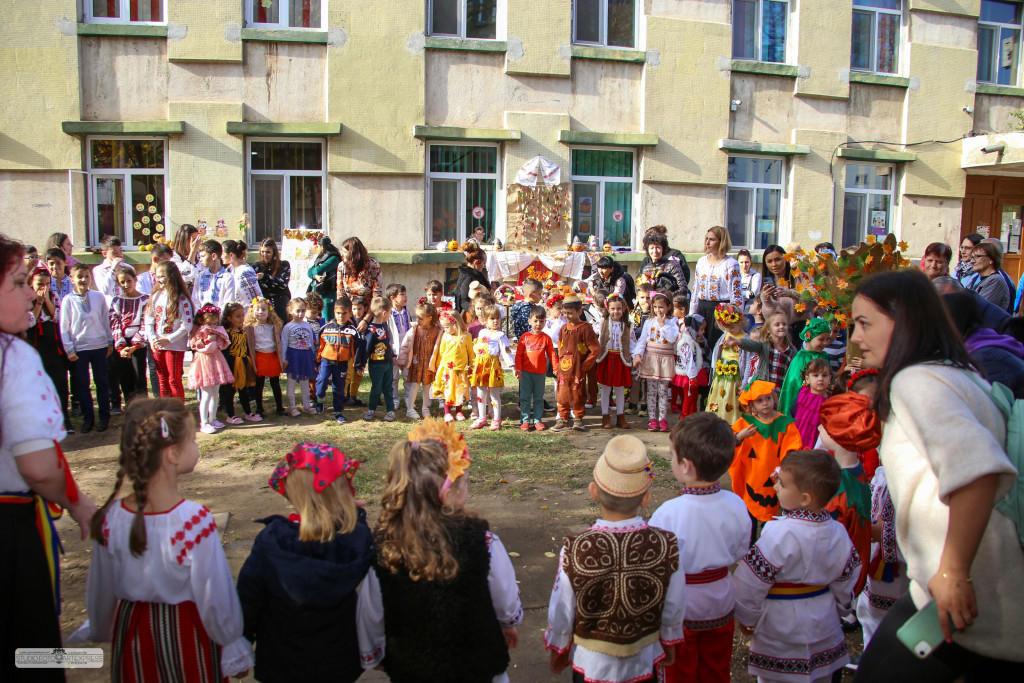 Paradă în costume confecționate manual pentru a cinsti culorile şi aromele toamnei