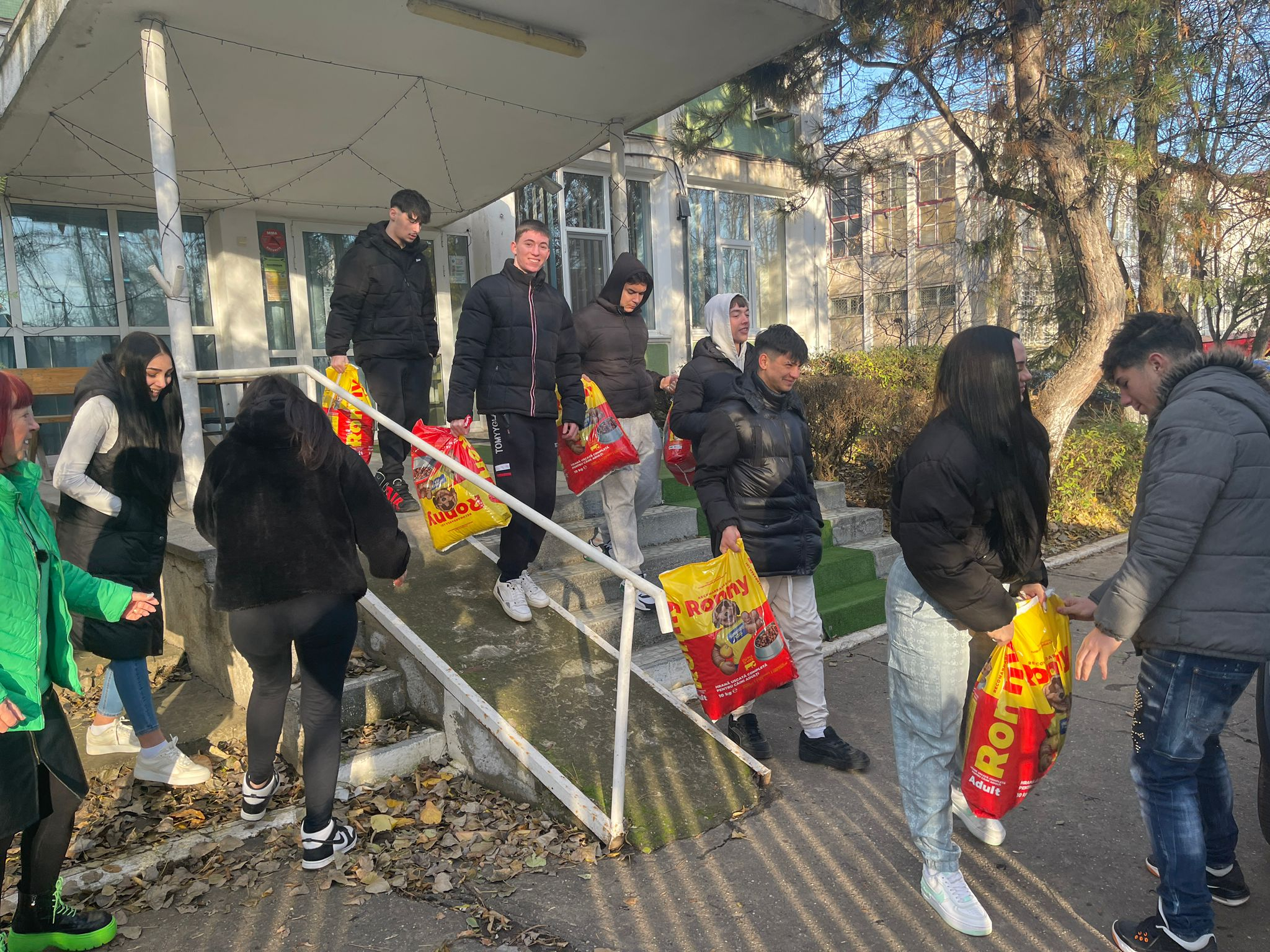 Elevii de la Liceul „Aurel Vlaicu” au dus daruri la „Help Lăbuș” (foto)